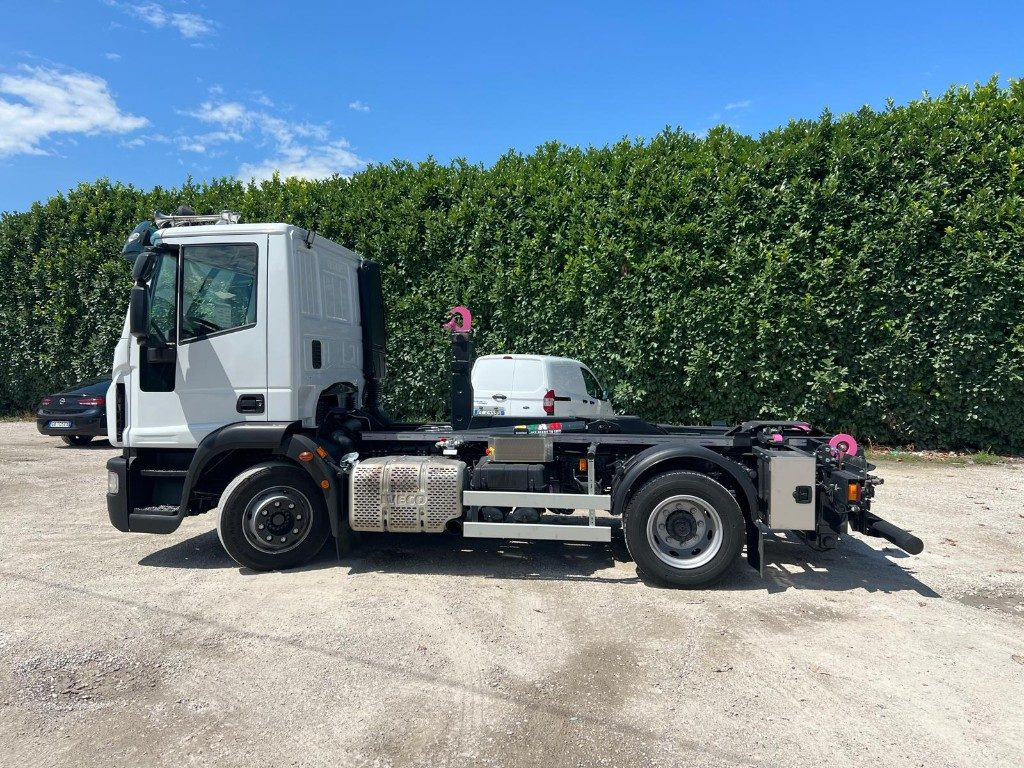 IVECO EUROCARGO 120E28 CON SCARRABILE NUOVO - Konkstõstukiga veoauto: pilt 2 IVECO EUROCARGO 120E28 CON SCARRABILE NUOVO - Konkstõstukiga veoauto: pilt 2