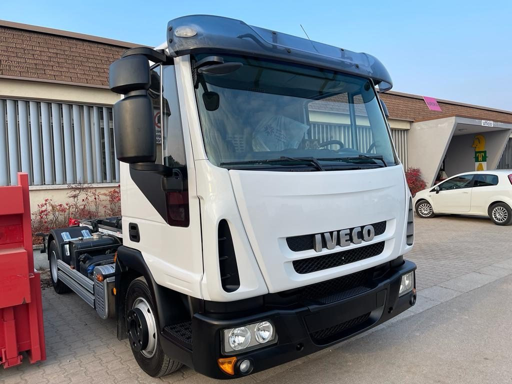IVECO EUROCARGO 80 E18 CON IMPIANTO SCARRABILE NUO - Konkstõstukiga veoauto: pilt 2 IVECO EUROCARGO 80 E18 CON IMPIANTO SCARRABILE NUO - Konkstõstukiga veoauto: pilt 2
