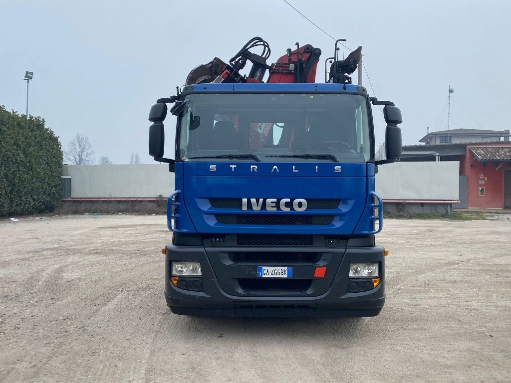 IVECO STRALIS 260.450 SCARRABILE CON GRU - Konkstõstukiga veoauto: pilt 2 IVECO STRALIS 260.450 SCARRABILE CON GRU - Konkstõstukiga veoauto: pilt 2