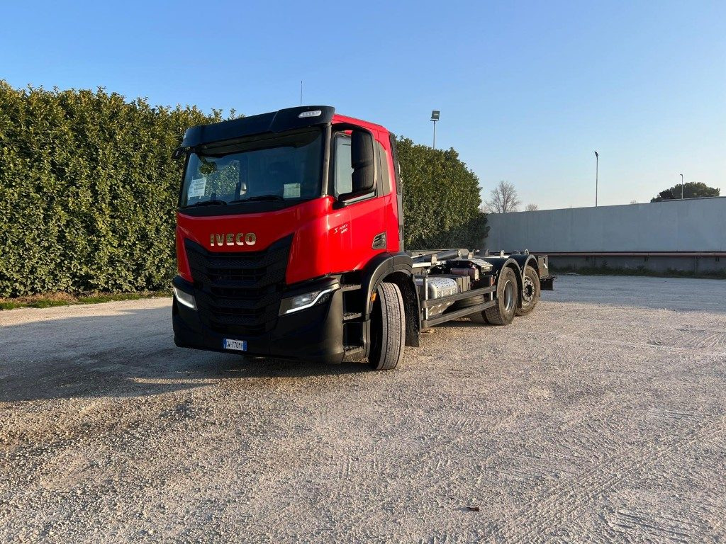 IVECO X-WAY AD260 NUOVO TARGATO SCARRABILE - Konkstõstukiga veoauto: pilt 1 IVECO X-WAY AD260 NUOVO TARGATO SCARRABILE - Konkstõstukiga veoauto: pilt 1