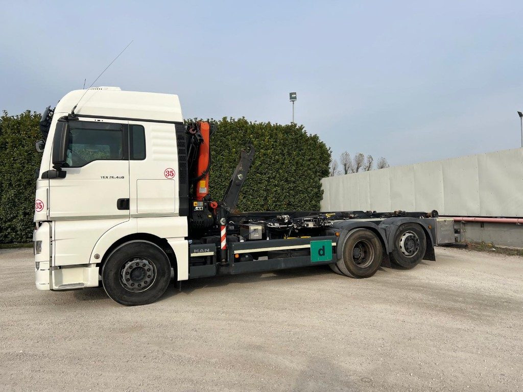 MAN TGX 26.480 SCARRABILE CON GRU DIETRO CABINA - Konkstõstukiga veoauto: pilt 2 MAN TGX 26.480 SCARRABILE CON GRU DIETRO CABINA - Konkstõstukiga veoauto: pilt 2