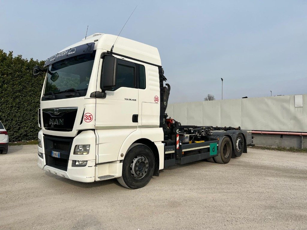 MAN TGX 26.480 SCARRABILE CON GRU DIETRO CABINA - Konkstõstukiga veoauto: pilt 1 MAN TGX 26.480 SCARRABILE CON GRU DIETRO CABINA - Konkstõstukiga veoauto: pilt 1