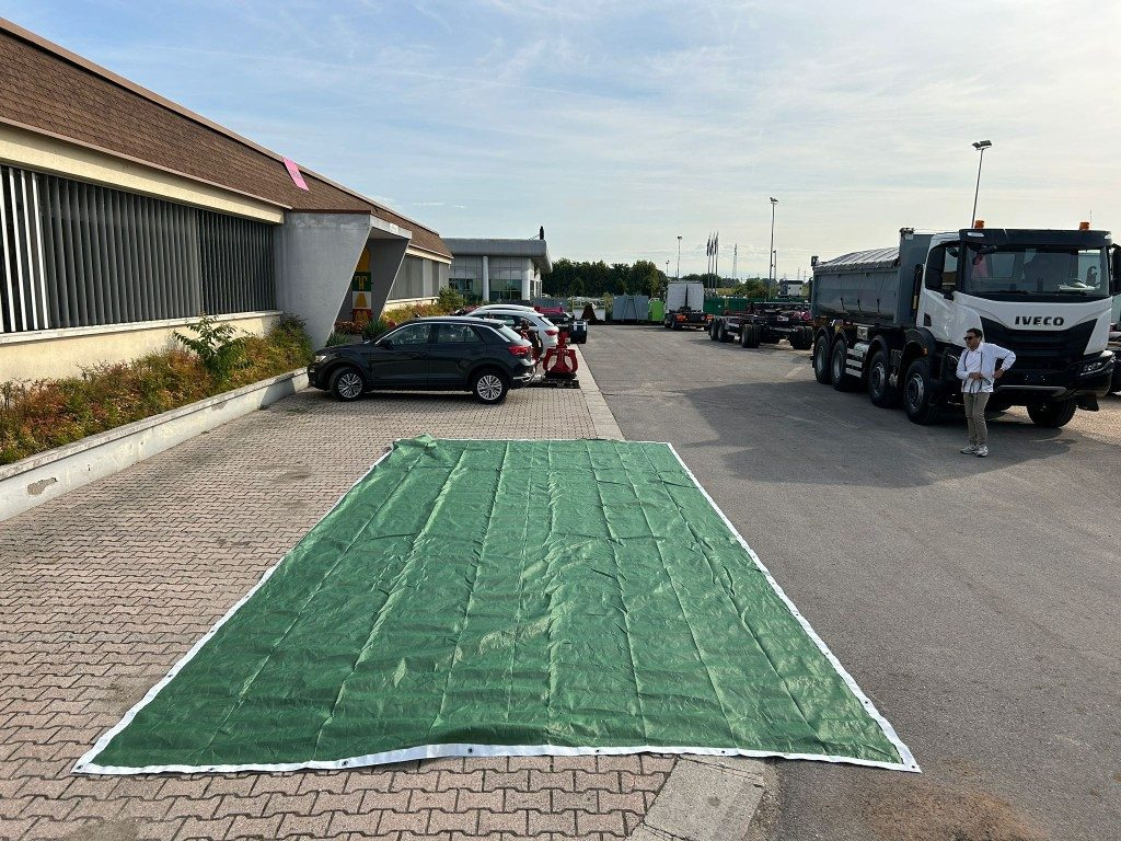 RETE ANTIGRANDINE NUOVA PER COPERTURA CONTAINERS - Pealisehitus ja välispind - Veoauto: pilt 1 RETE ANTIGRANDINE NUOVA PER COPERTURA CONTAINERS - Pealisehitus ja välispind - Veoauto: pilt 1