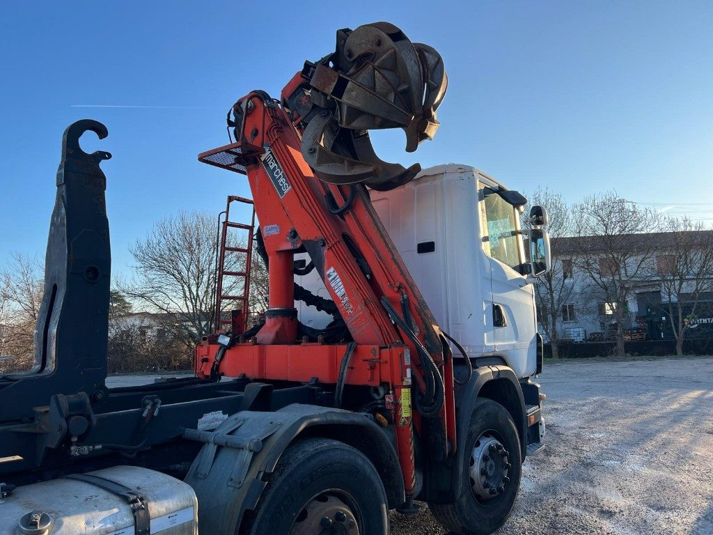SCANIA CV R124 SCARRABILE CON GRU E POLIPO - Konkstõstukiga veoauto: pilt 5 SCANIA CV R124 SCARRABILE CON GRU E POLIPO - Konkstõstukiga veoauto: pilt 5
