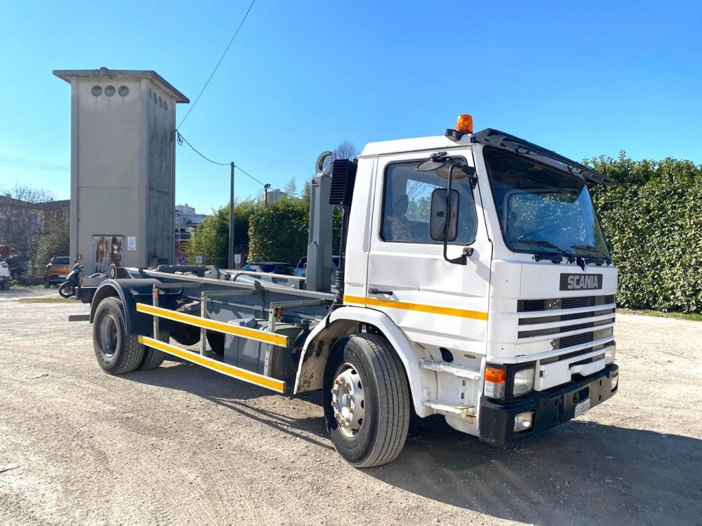 SCANIA H82 SCARRABILE BALESTRATO ANTERIORE E POSTE - Konkstõstukiga veoauto: pilt 1 SCANIA H82 SCARRABILE BALESTRATO ANTERIORE E POSTE - Konkstõstukiga veoauto: pilt 1