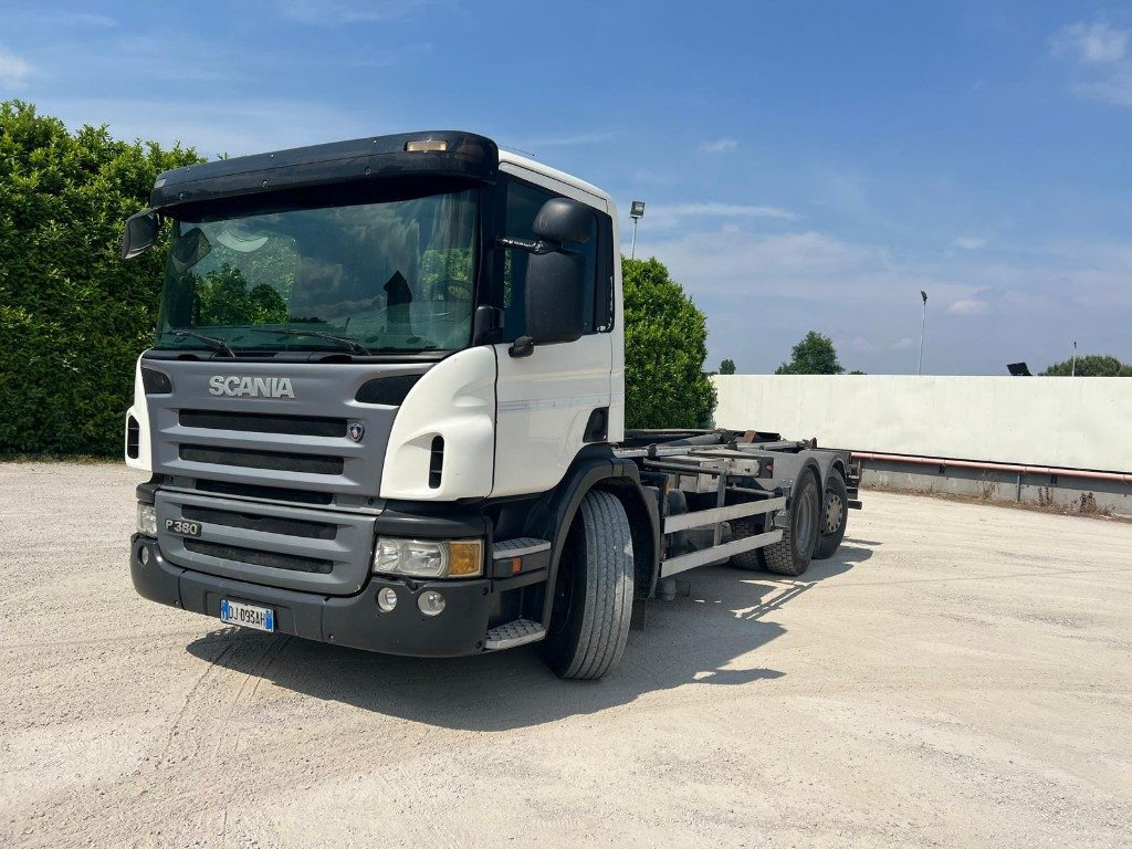 SCANIA P380 SCARRABILE - Konkstõstukiga veoauto: pilt 1 SCANIA P380 SCARRABILE - Konkstõstukiga veoauto: pilt 1