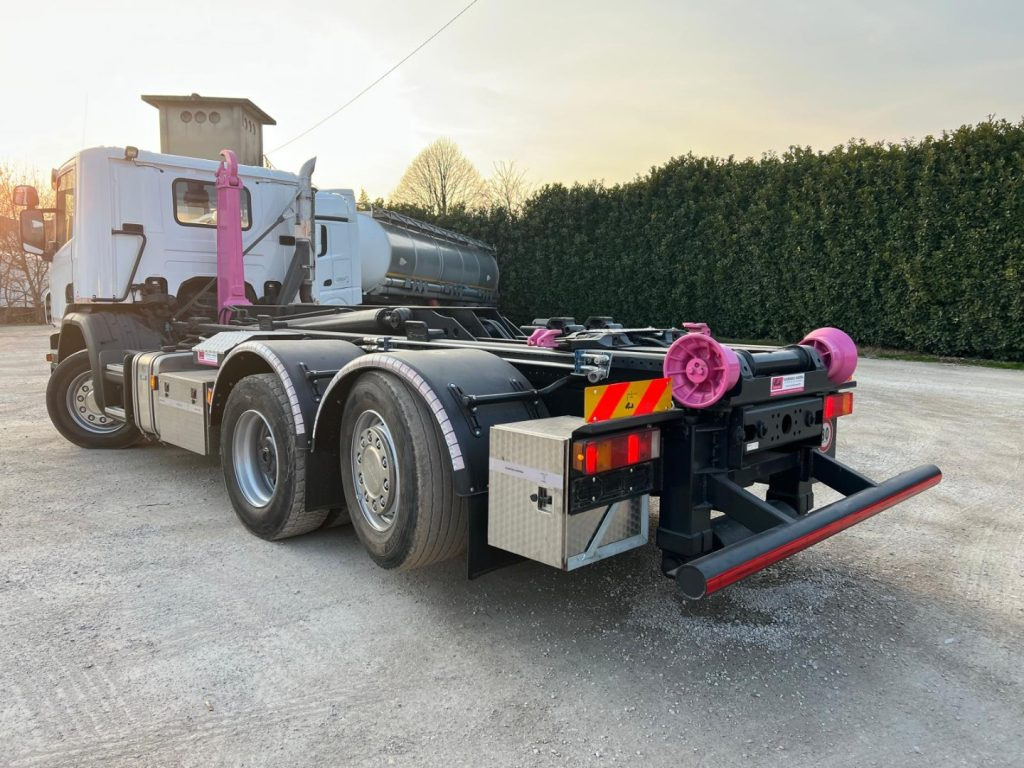 SCANIA P410 SCARRABILE CON RIDUTTORE AI MOZZI - Konkstõstukiga veoauto: pilt 4 SCANIA P410 SCARRABILE CON RIDUTTORE AI MOZZI - Konkstõstukiga veoauto: pilt 4