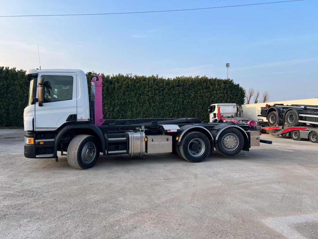 SCANIA P410 SCARRABILE CON RIDUTTORE AI MOZZI - Konkstõstukiga veoauto: pilt 2 SCANIA P410 SCARRABILE CON RIDUTTORE AI MOZZI - Konkstõstukiga veoauto: pilt 2