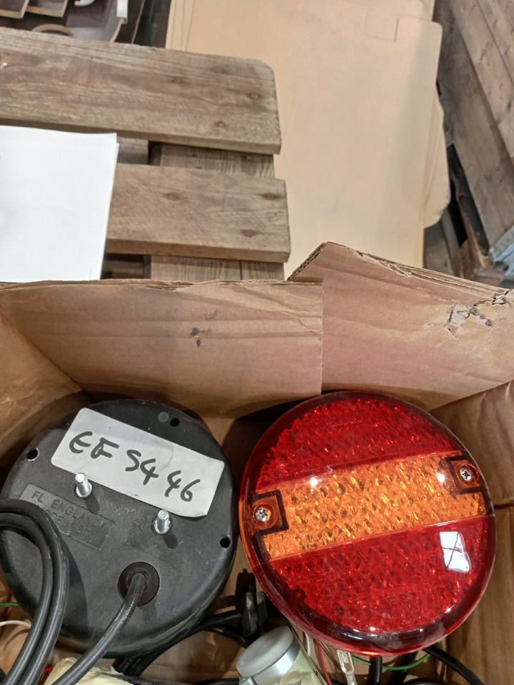 Trouillet FEU 3 FONCTIONS LED DROIT 810/09/10 - Tagatuled: pilt 1 Trouillet FEU 3 FONCTIONS LED DROIT 810/09/10 - Tagatuled: pilt 1