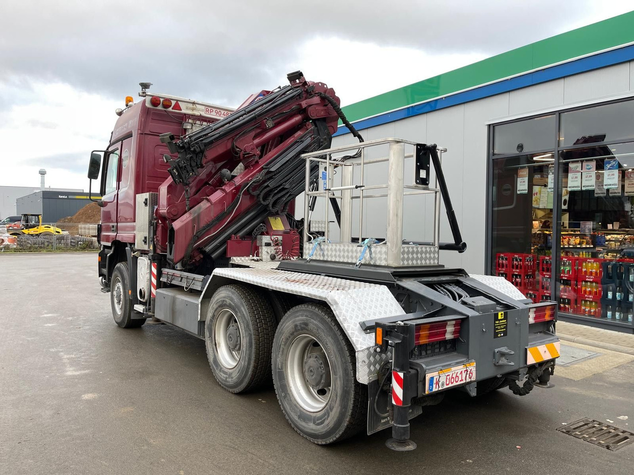 Mercedes-Benz ACTROS 3348 Kran HMF3720K4 Fly-Jip Fun k Klima - Kraanaga veoauto: pilt 2 Mercedes-Benz ACTROS 3348 Kran HMF3720K4 Fly-Jip Fun k Klima - Kraanaga veoauto: pilt 2