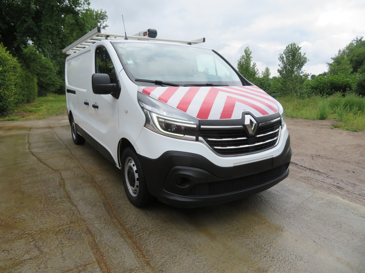 RENAULT Trafic 2.0dCi - L2H1 - Väike kaubik: pilt 1 RENAULT Trafic 2.0dCi - L2H1 - Väike kaubik: pilt 1