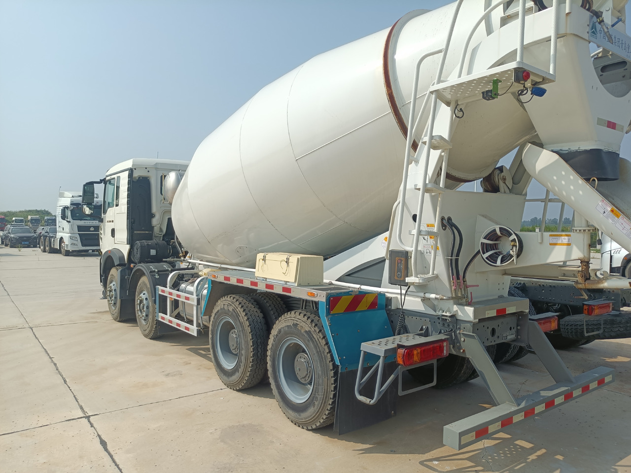 HOWO TX350 Cement Mixer Truck - Autobetoonisegisti: pilt 4 HOWO TX350 Cement Mixer Truck - Autobetoonisegisti: pilt 4