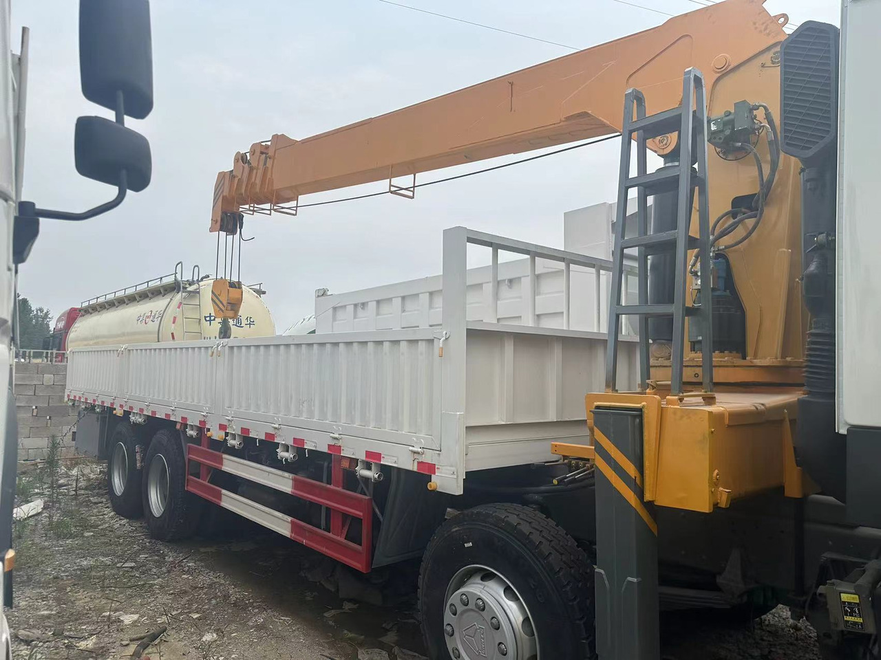 SINOTRUK HOWO 375 8X4 12TONS CLICK HERE FOR DISCOUNT - Kraanaga veoauto: pilt 2 SINOTRUK HOWO 375 8X4 12TONS CLICK HERE FOR DISCOUNT - Kraanaga veoauto: pilt 2