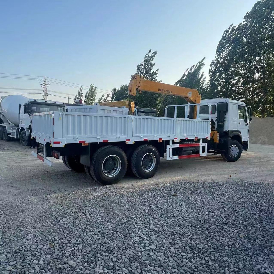 SINOTRUK HOWO 6X4 - Kraanaga veoauto: pilt 4 SINOTRUK HOWO 6X4 - Kraanaga veoauto: pilt 4