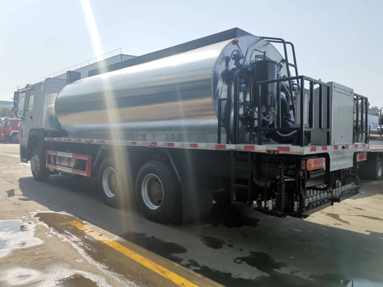 SINOTRUK HOWO CLICK HERE FOR DISCOUNT - Gudronaator: pilt 4 SINOTRUK HOWO CLICK HERE FOR DISCOUNT - Gudronaator: pilt 4