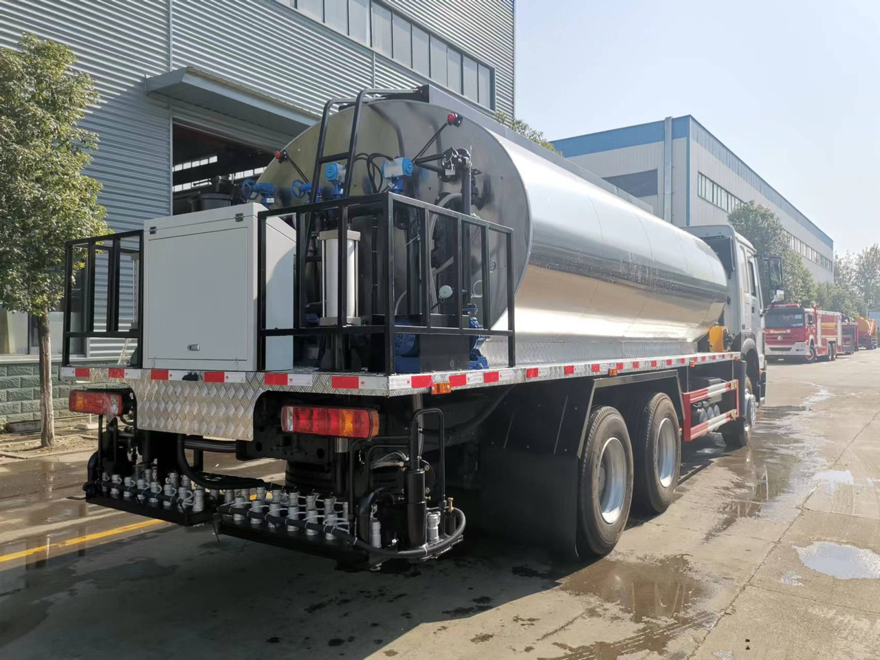 SINOTRUK HOWO CLICK HERE FOR DISCOUNT - Gudronaator: pilt 5 SINOTRUK HOWO CLICK HERE FOR DISCOUNT - Gudronaator: pilt 5