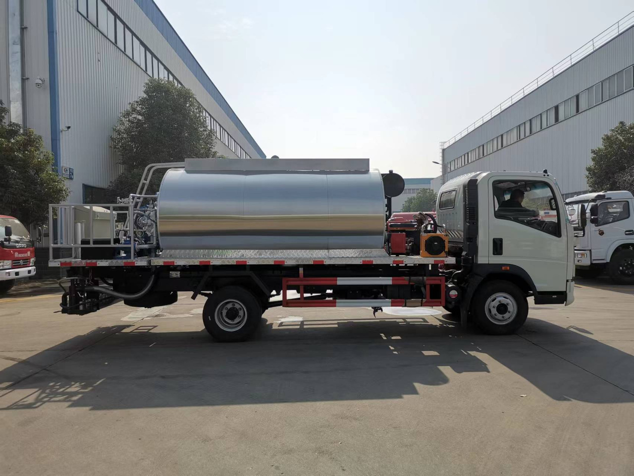 SINOTRUK HOWO CLICK HERE FOR DISCOUNT - Gudronaator: pilt 3 SINOTRUK HOWO CLICK HERE FOR DISCOUNT - Gudronaator: pilt 3