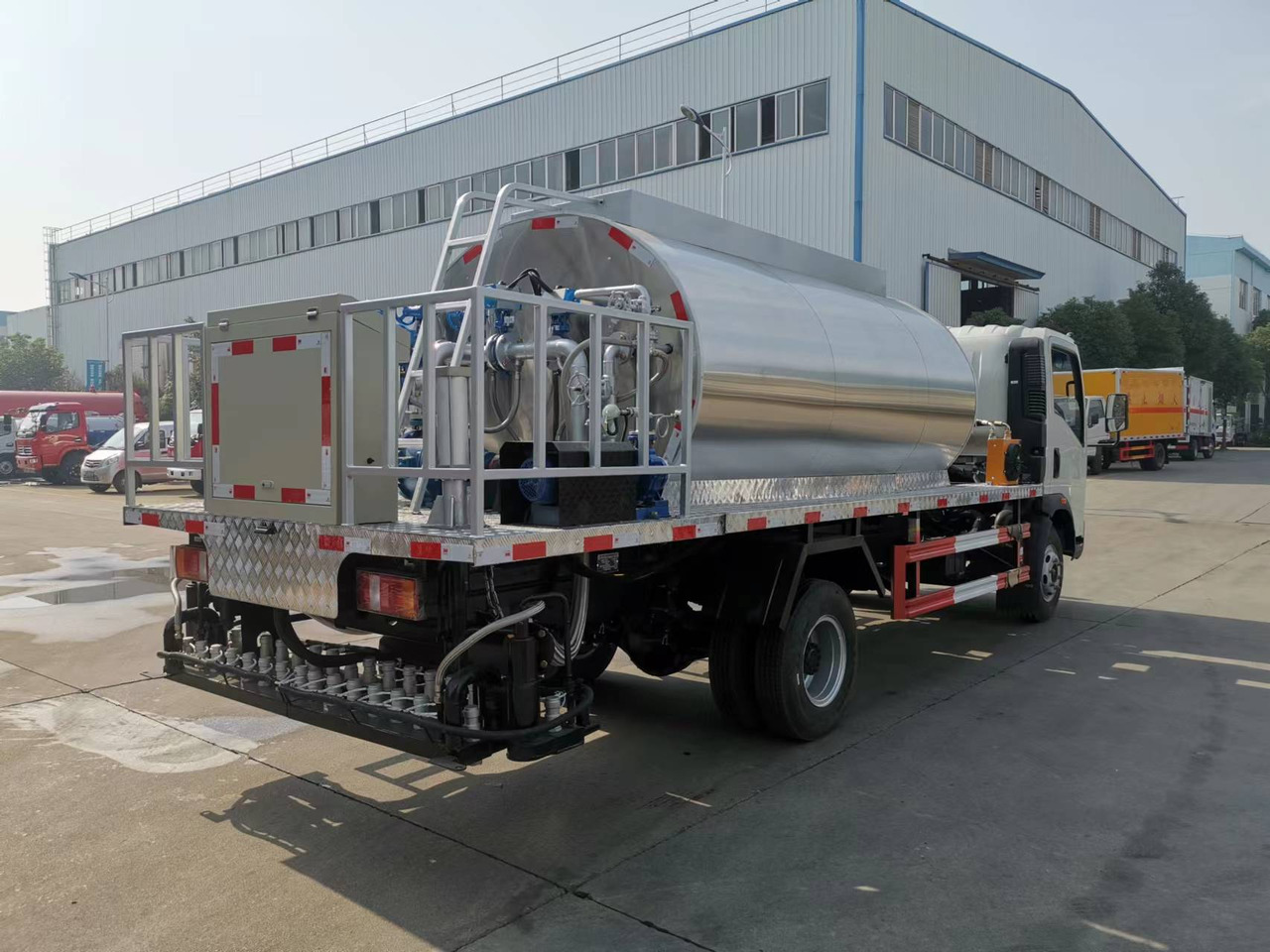 SINOTRUK HOWO CLICK HERE FOR DISCOUNT - Gudronaator: pilt 4 SINOTRUK HOWO CLICK HERE FOR DISCOUNT - Gudronaator: pilt 4