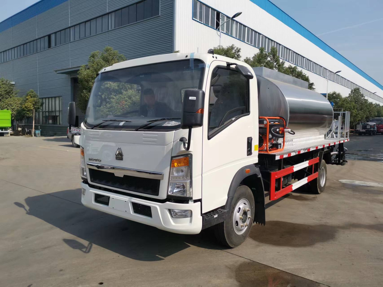 SINOTRUK HOWO CLICK HERE FOR DISCOUNT - Gudronaator: pilt 2 SINOTRUK HOWO CLICK HERE FOR DISCOUNT - Gudronaator: pilt 2