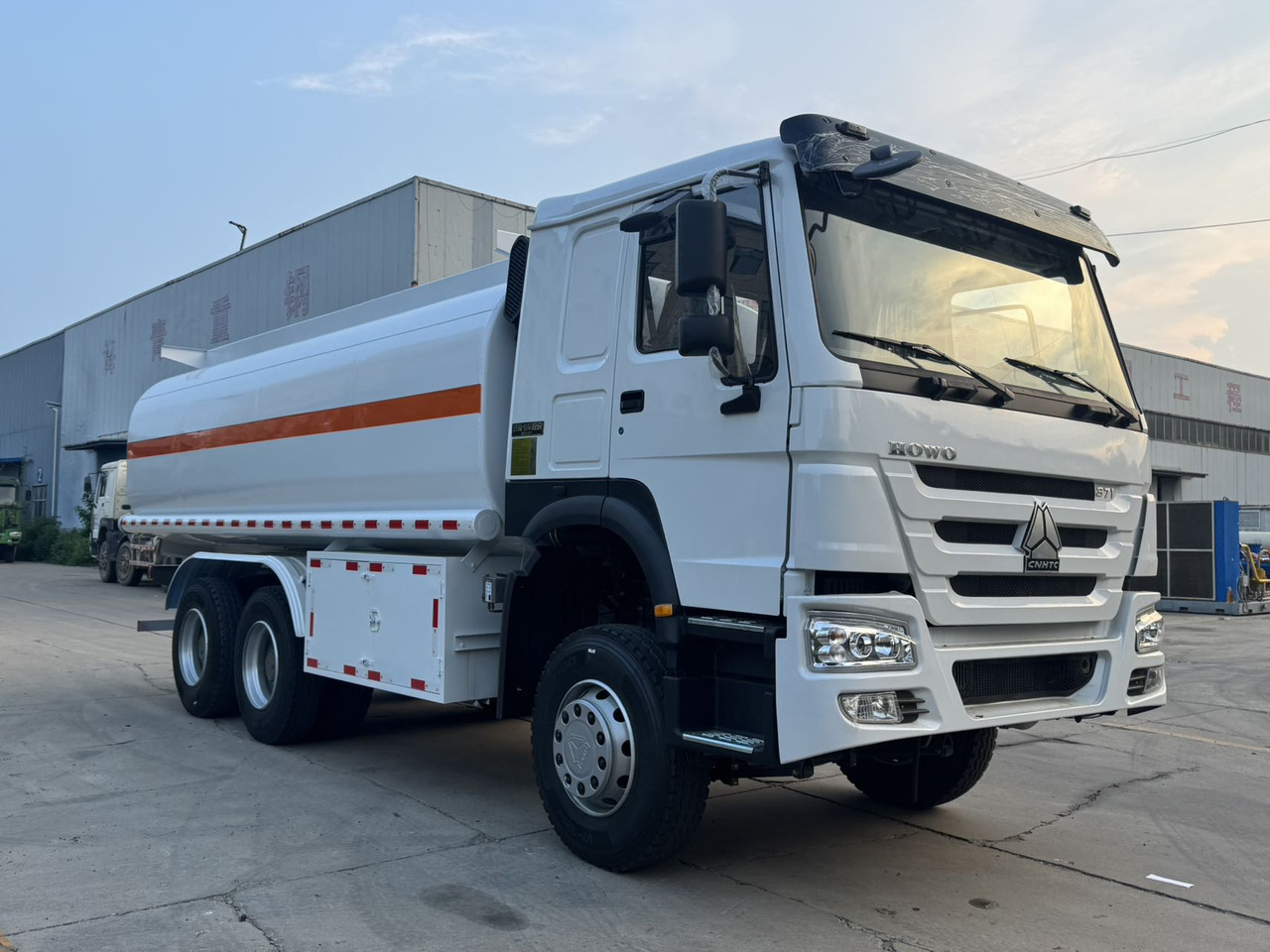 SINOTRUK Howo Fuel Tanker Click Here For DISCOUNT - Tsisternauto: pilt 1 SINOTRUK Howo Fuel Tanker Click Here For DISCOUNT - Tsisternauto: pilt 1