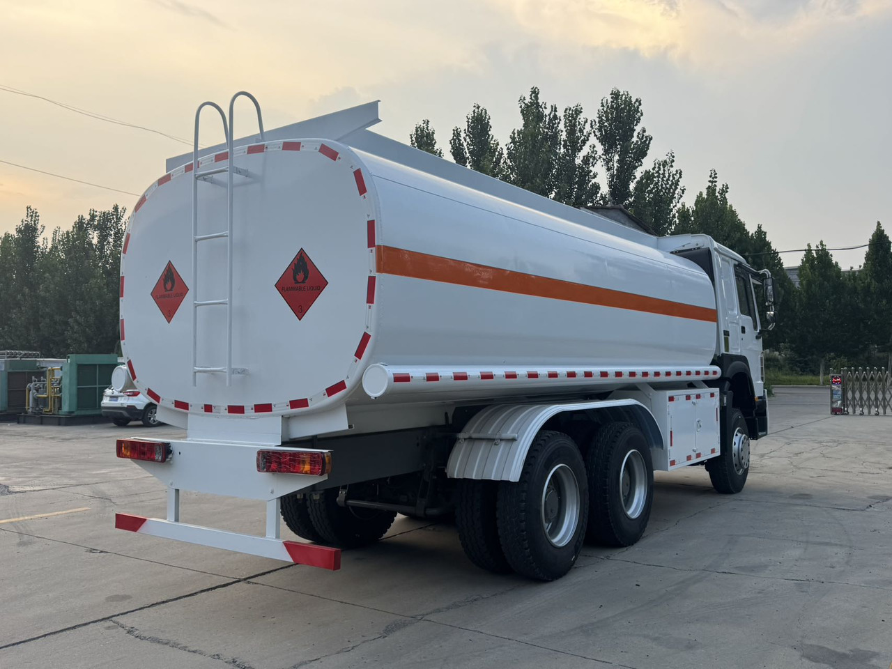 SINOTRUK Howo Fuel Tanker Click Here For DISCOUNT - Tsisternauto: pilt 5 SINOTRUK Howo Fuel Tanker Click Here For DISCOUNT - Tsisternauto: pilt 5