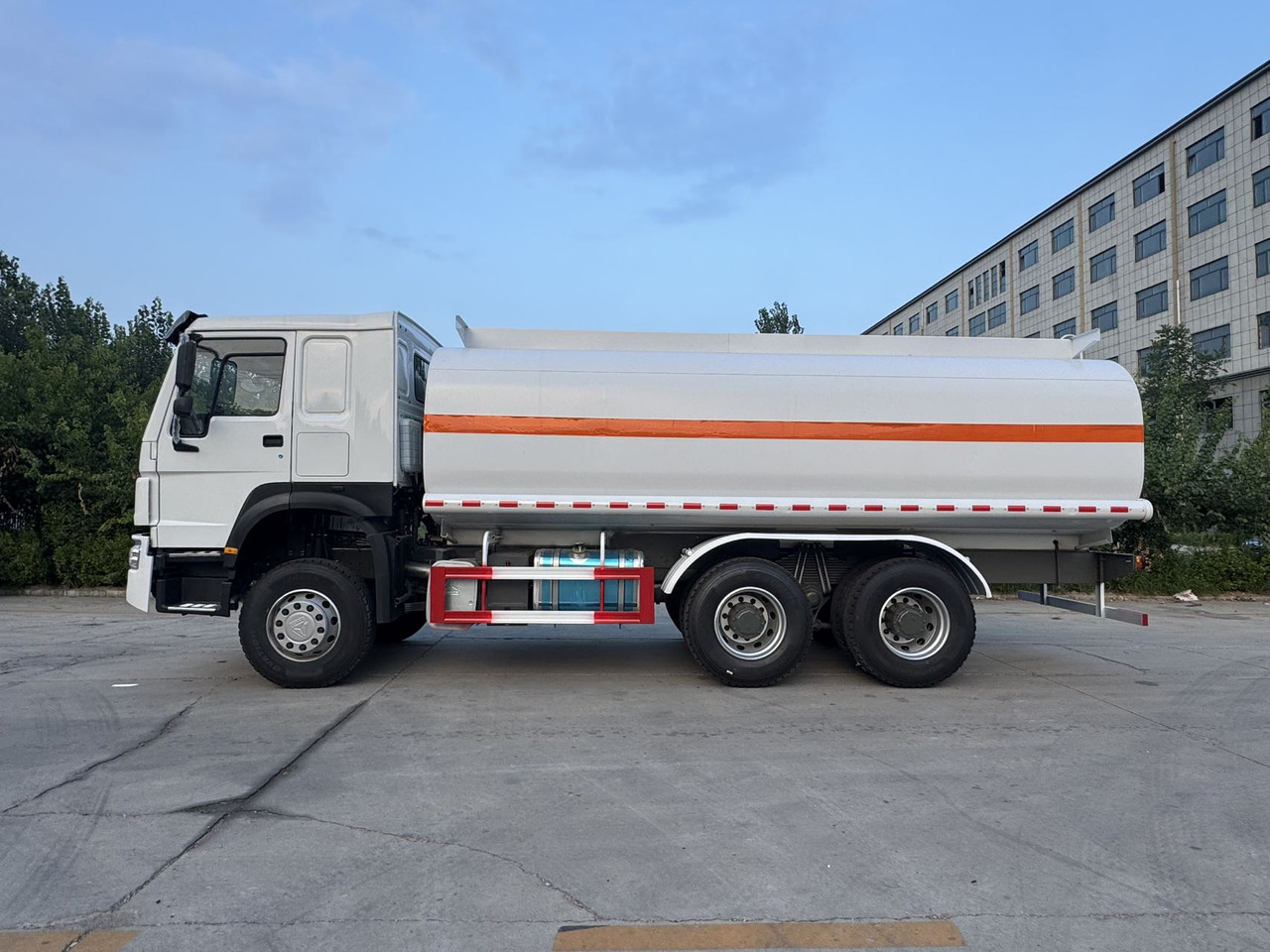 SINOTRUK Howo Fuel Tanker Click Here For DISCOUNT - Tsisternauto: pilt 3 SINOTRUK Howo Fuel Tanker Click Here For DISCOUNT - Tsisternauto: pilt 3