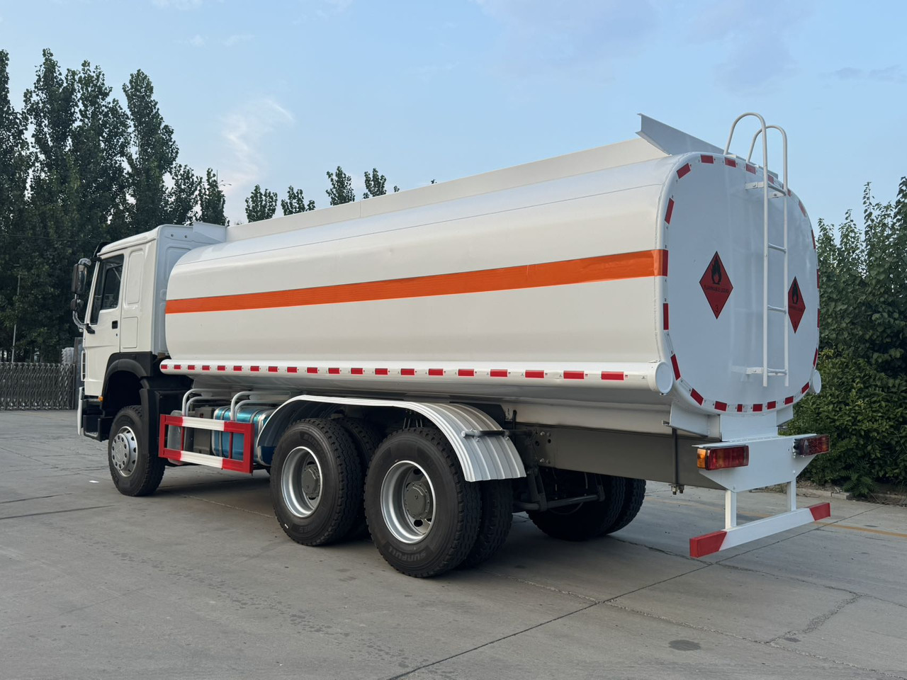 SINOTRUK Howo Fuel Tanker Click Here For DISCOUNT - Tsisternauto: pilt 2 SINOTRUK Howo Fuel Tanker Click Here For DISCOUNT - Tsisternauto: pilt 2