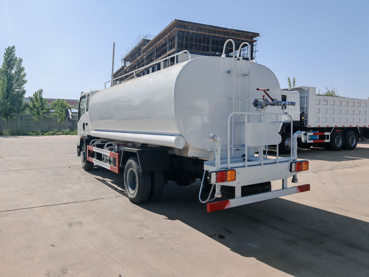 SINOTRUK Howo Water Tanker Click Here For DISCOUNT - Tsisternauto: pilt 4 SINOTRUK Howo Water Tanker Click Here For DISCOUNT - Tsisternauto: pilt 4