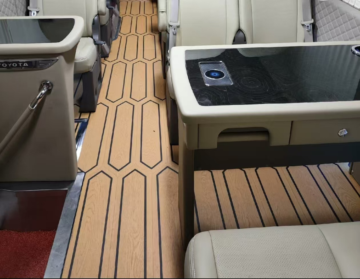 TOYOTA White Mini Bus Click Here for Discount - Kaugsõidu buss: pilt 4 TOYOTA White Mini Bus Click Here for Discount - Kaugsõidu buss: pilt 4