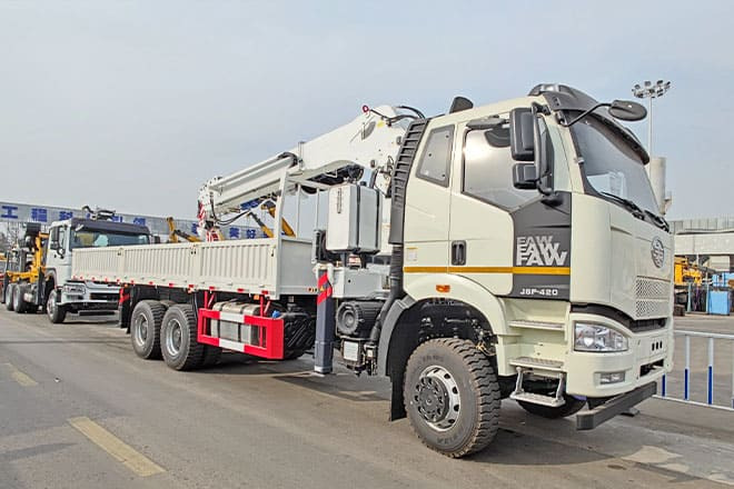 FAW FAW Truck Mounted Crane with Hydraulic Boom for Sale in Kuwait - Kraanaga veoauto: pilt 1 FAW FAW Truck Mounted Crane with Hydraulic Boom for Sale in Kuwait - Kraanaga veoauto: pilt 1