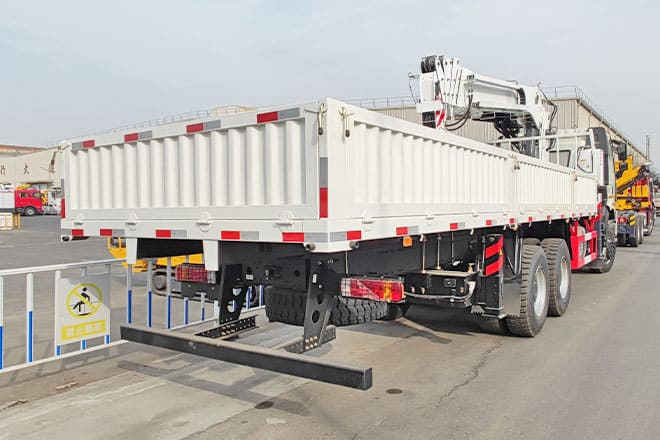 FAW FAW Truck Mounted Crane with Hydraulic Boom for Sale in Kuwait - Kraanaga veoauto: pilt 3 FAW FAW Truck Mounted Crane with Hydraulic Boom for Sale in Kuwait - Kraanaga veoauto: pilt 3