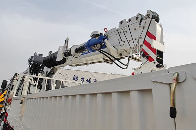 FAW FAW Truck Mounted Crane with Hydraulic Boom for Sale in Kuwait - Kraanaga veoauto: pilt 2 FAW FAW Truck Mounted Crane with Hydraulic Boom for Sale in Kuwait - Kraanaga veoauto: pilt 2