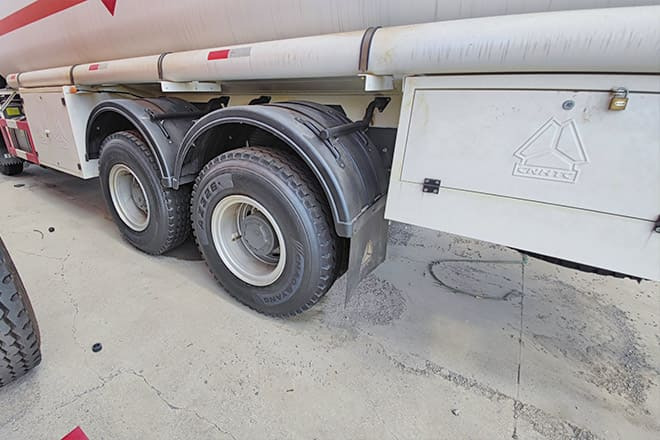 SINOTRUK Howo 400 Diesel Tanker Truck for Sale in Nigeria - Tsisternauto: pilt 5 SINOTRUK Howo 400 Diesel Tanker Truck for Sale in Nigeria - Tsisternauto: pilt 5