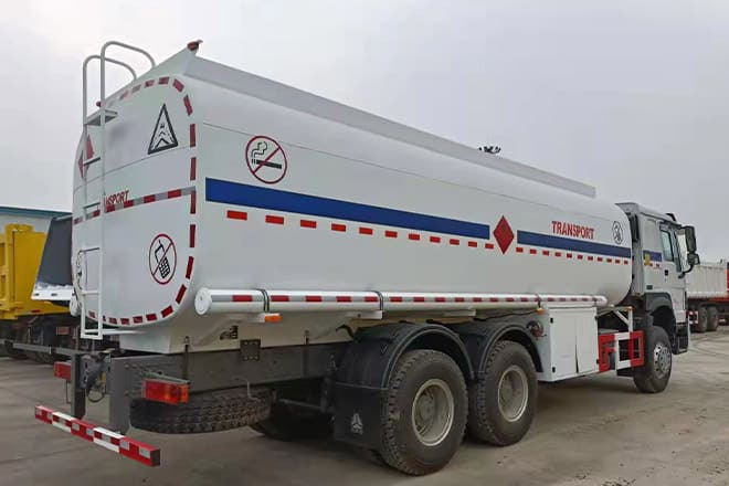 SINOTRUK Howo 6X4 Oil Truck Price for Sale in Djibouti - Tsisternauto: pilt 3 SINOTRUK Howo 6X4 Oil Truck Price for Sale in Djibouti - Tsisternauto: pilt 3