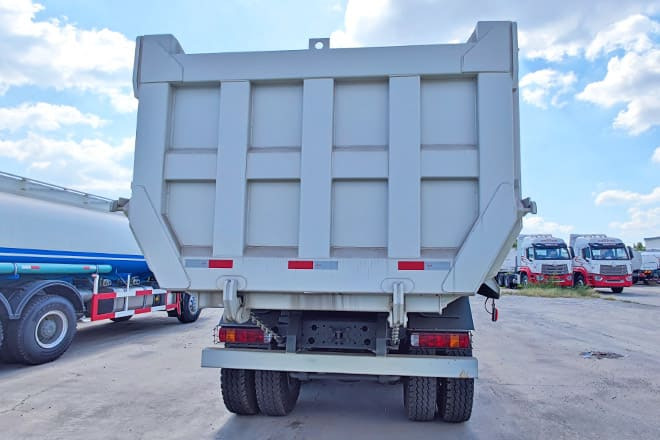 SINOTRUK Howo 8x4 Tipper Truck for Sale in Guinea - Kallurauto: pilt 4 SINOTRUK Howo 8x4 Tipper Truck for Sale in Guinea - Kallurauto: pilt 4