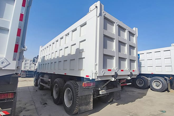 SINOTRUK Sino Howo 8x4 Dump truck for Sale in Senegal - Kallurauto: pilt 3 SINOTRUK Sino Howo 8x4 Dump truck for Sale in Senegal - Kallurauto: pilt 3