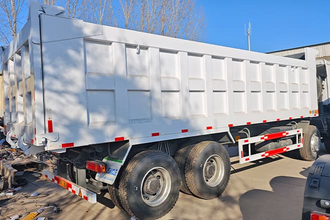 SINOTRUK Sinotruk Howo 371 8x4 Dump Truck for Sale in Libya - Kallurauto: pilt 3 SINOTRUK Sinotruk Howo 371 8x4 Dump Truck for Sale in Libya - Kallurauto: pilt 3