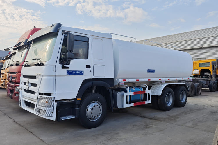 SINOTRUK Water Sprinkler Tanker for Sale in Malawi - Tsisternauto: pilt 1 SINOTRUK Water Sprinkler Tanker for Sale in Malawi - Tsisternauto: pilt 1