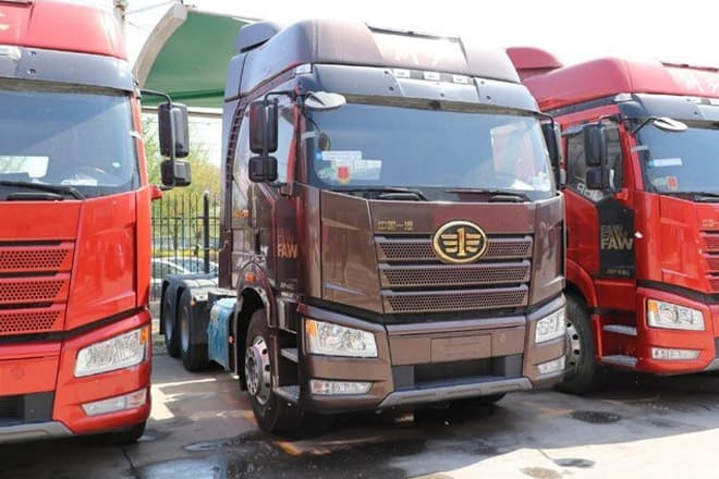 FAW Faw J6P 6X4 Tractor Head for Sale in Angola - Sadulveok: pilt 2 FAW Faw J6P 6X4 Tractor Head for Sale in Angola - Sadulveok: pilt 2