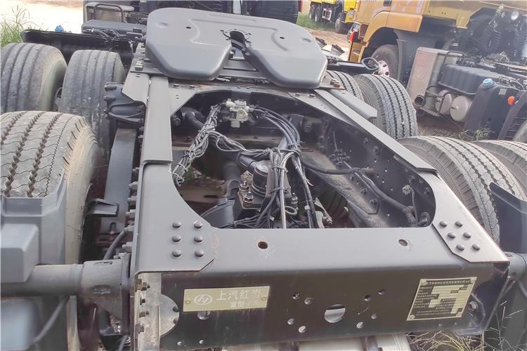 Hongyan Used Genlyon Truck Head for Sale - Sadulveok: pilt 3 Hongyan Used Genlyon Truck Head for Sale - Sadulveok: pilt 3