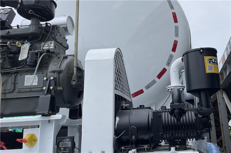 TITAN 4 Axle Bulker Cement Tanker Trailer for Sale In Zambia - Tsistern poolhaagis: pilt 3 TITAN 4 Axle Bulker Cement Tanker Trailer for Sale In Zambia - Tsistern poolhaagis: pilt 3