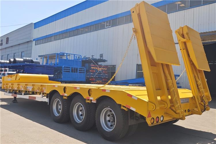 TITAN 40ft Low Bed Trailer with Hydraulic Folding Ladder for Sale In Malawi - Madal platvormpoolhaagis: pilt 2 TITAN 40ft Low Bed Trailer with Hydraulic Folding Ladder for Sale In Malawi - Madal platvormpoolhaagis: pilt 2