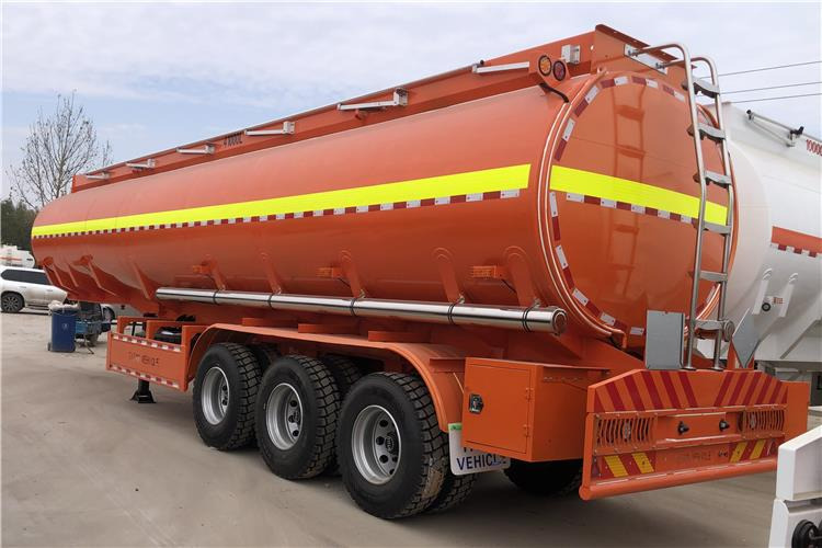 TITAN 45000 Liters Fuel Oil Diesel Tanker Trailer for Sale In Saudi Arabia - Tsistern poolhaagis: pilt 4 TITAN 45000 Liters Fuel Oil Diesel Tanker Trailer for Sale In Saudi Arabia - Tsistern poolhaagis: pilt 4