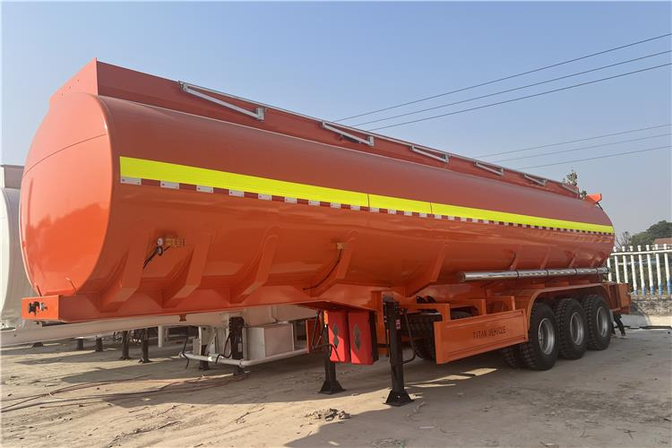 TITAN 45000 Liters Fuel Oil Diesel Tanker Trailer for Sale In Saudi Arabia - Tsistern poolhaagis: pilt 1 TITAN 45000 Liters Fuel Oil Diesel Tanker Trailer for Sale In Saudi Arabia - Tsistern poolhaagis: pilt 1
