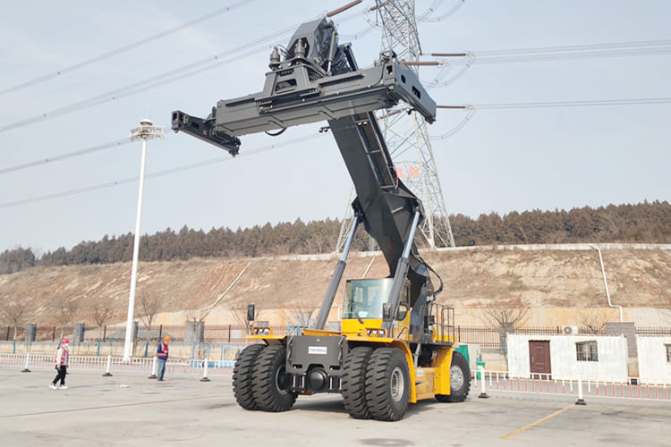 XCMG Container Reach Stacker for Sale in Ghana - Konteinerite käitleja: pilt 3 XCMG Container Reach Stacker for Sale in Ghana - Konteinerite käitleja: pilt 3