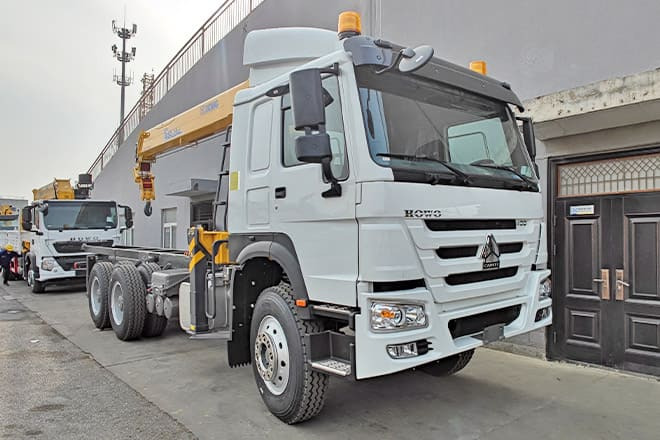 XCMG Truck Mounted Crane with Hydraulic Boom Capacity for Sale in Kenya - Kraanaga veoauto: pilt 2 XCMG Truck Mounted Crane with Hydraulic Boom Capacity for Sale in Kenya - Kraanaga veoauto: pilt 2