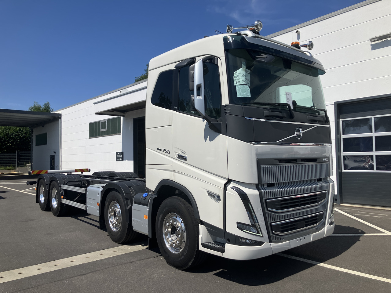 VOLVO FH16 750 8x4 Chassis - Kabiinišassiiga veoauto: pilt 1 VOLVO FH16 750 8x4 Chassis - Kabiinišassiiga veoauto: pilt 1