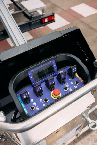 Oil & Steel Snake 26 Sobre IVECO 35S14 Distancia entre ejes 4100 mm - Platvorm: pilt 4 Oil & Steel Snake 26 Sobre IVECO 35S14 Distancia entre ejes 4100 mm - Platvorm: pilt 4