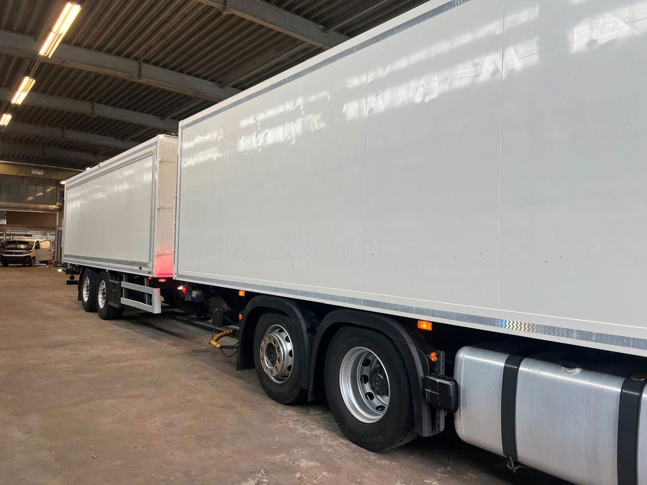 Mercedes-Benz Actros 2543 Komplettzug Voll-Luft - Lange Koffer - Kasti veoauto: pilt 2 Mercedes-Benz Actros 2543 Komplettzug Voll-Luft - Lange Koffer - Kasti veoauto: pilt 2