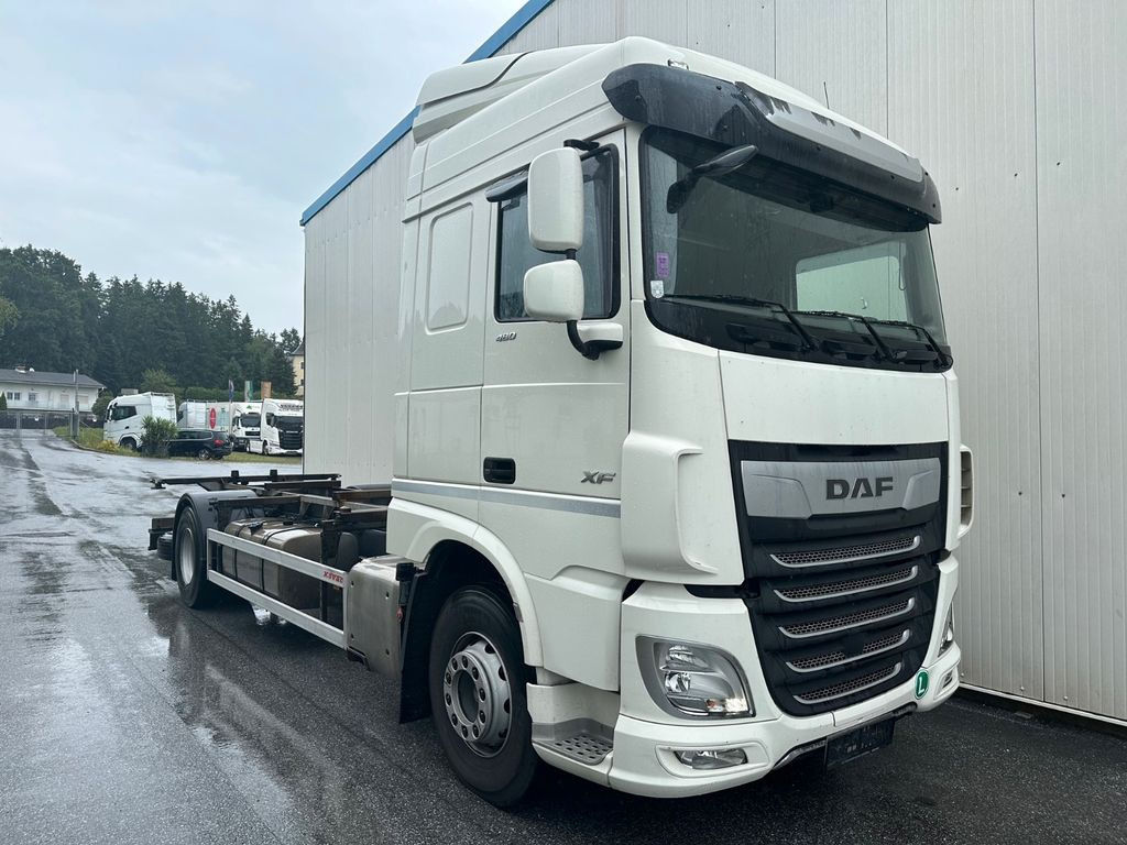 DAF XF 460 SpaceCab Retarder TÜV neu - Konteinerveduk/ Tõstukiga veoauto: pilt 2 DAF XF 460 SpaceCab Retarder TÜV neu - Konteinerveduk/ Tõstukiga veoauto: pilt 2
